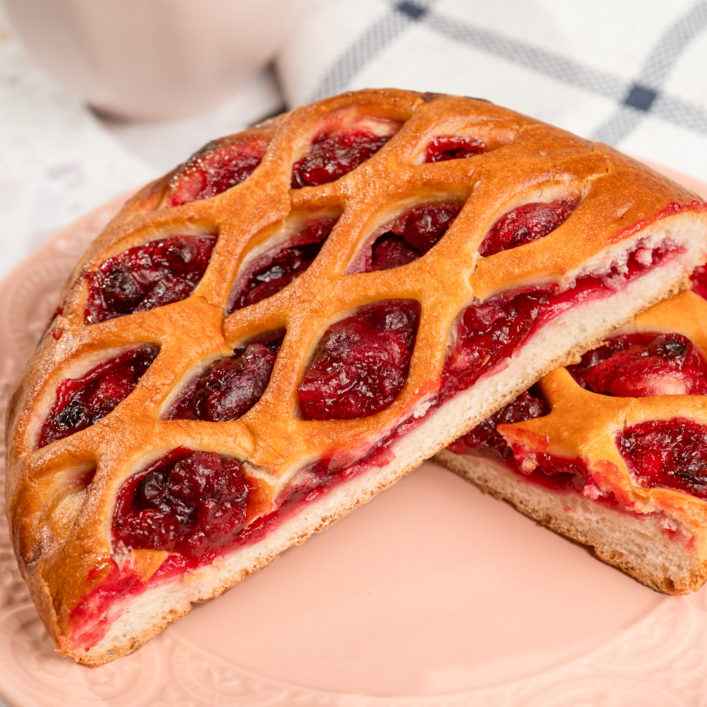 Изображение товара Пирог с Брусникой 200 г — нежное тесто и кислая ягода