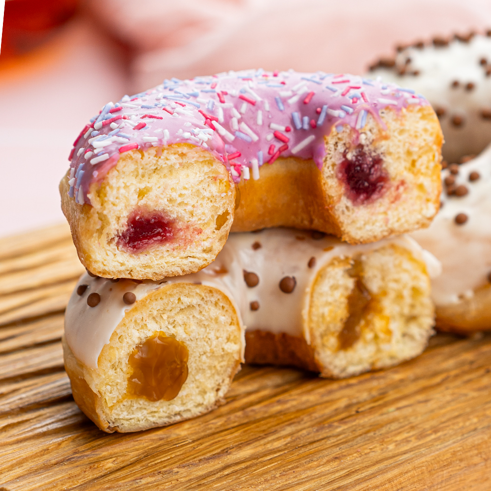 Изображение товара Донаты Глазированные с Ягодной и Карамельной Начинкой 4 шт