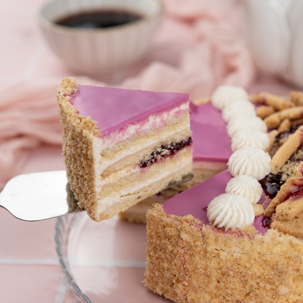 Изображение товара Торт Смородина 880г — ароматный белый бисквит с ягодной прослойкой