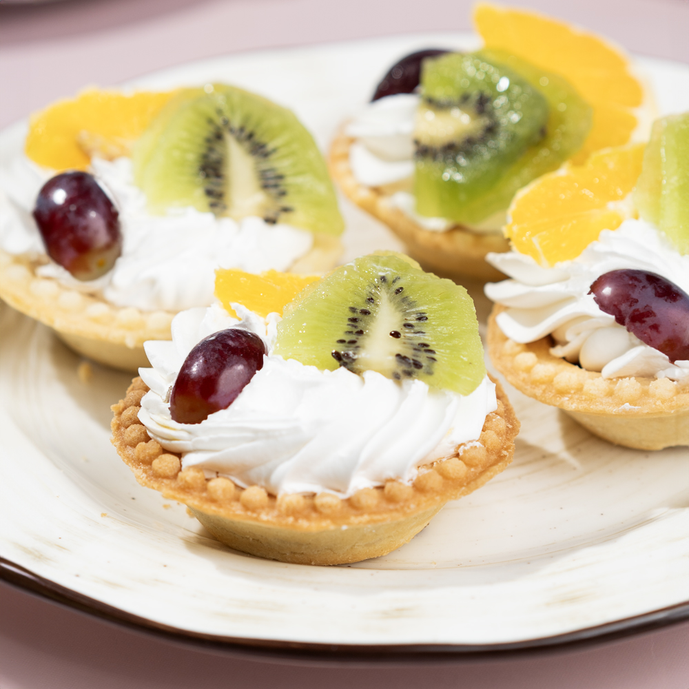 Изображение товара Пирожное Корзиночка Лукошко 4*70г — песочное с ягодами и сливками